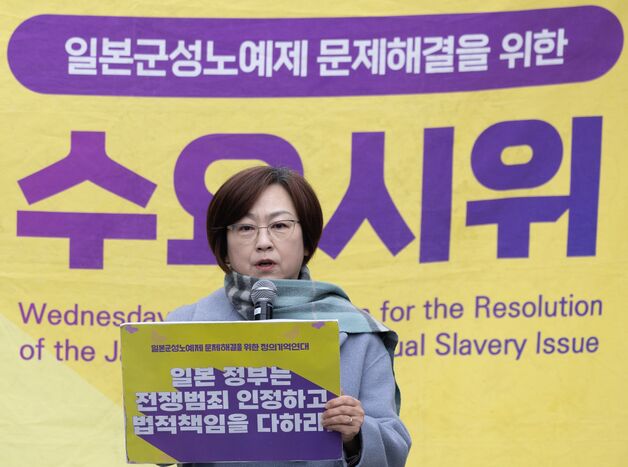 소녀상 앞 지키던 시민단체 철수하자…일장기 든 극우단체 반대집회
