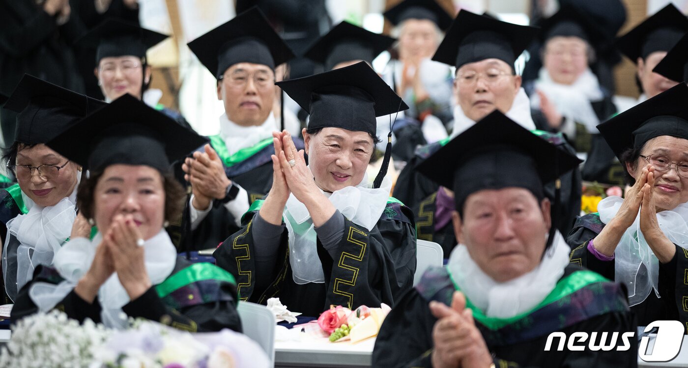 본문 이미지 - 7일 서울 영등포구청 별관에서 열린 2023학년도 늘푸름학교 졸업식에서 졸업생 어르신들이 손뼉을 치고 있다. 2024.2.7/뉴스1 ⓒ News1 유승관 기자