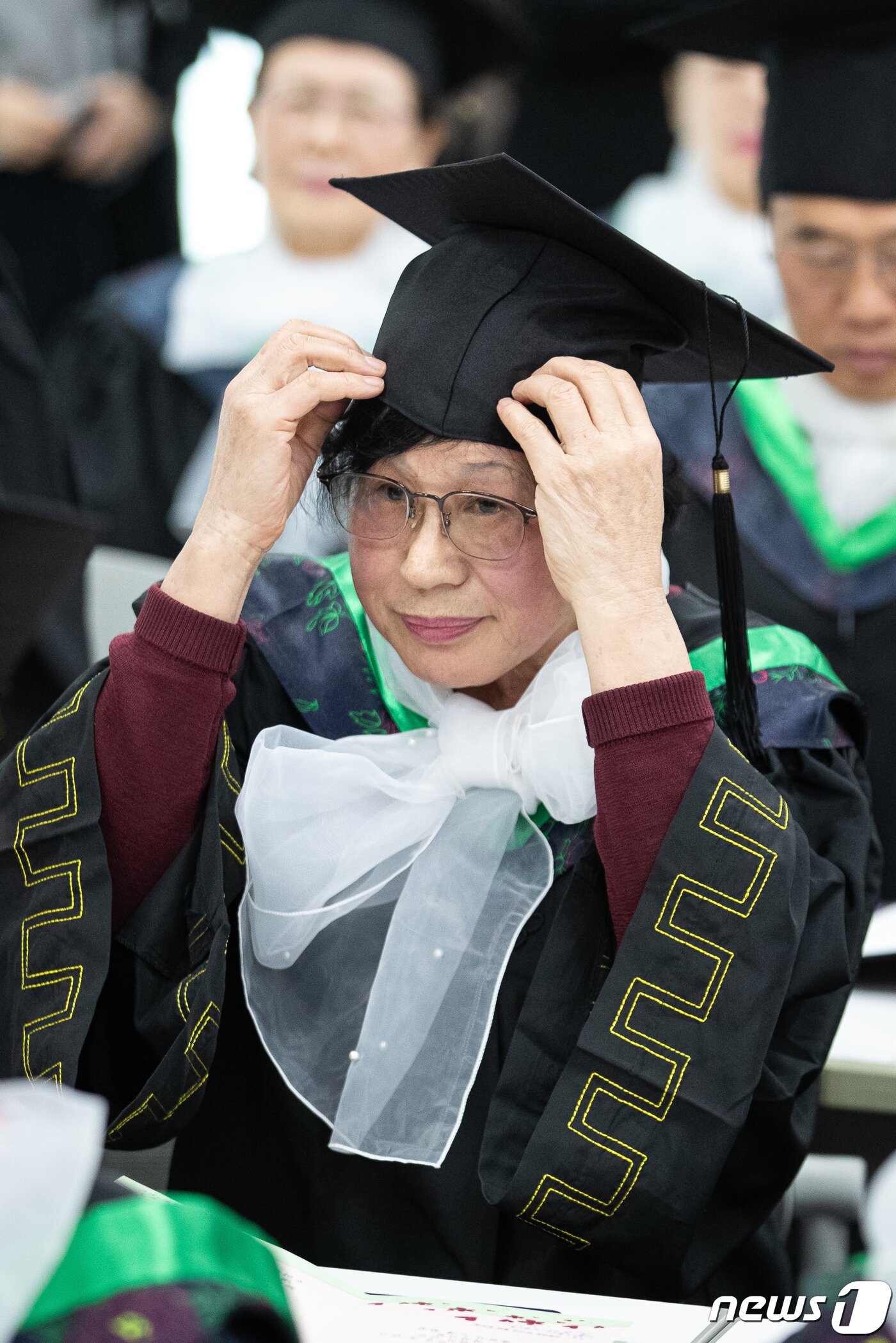 본문 이미지 - 7일 서울 영등포구청 별관에서 열린 2023학년도 늘푸름학교 졸업식에서 한 졸업생 어르신이 학사모를 고쳐 쓰고 있다. 2024.2.7/뉴스1 ⓒ News1 유승관 기자