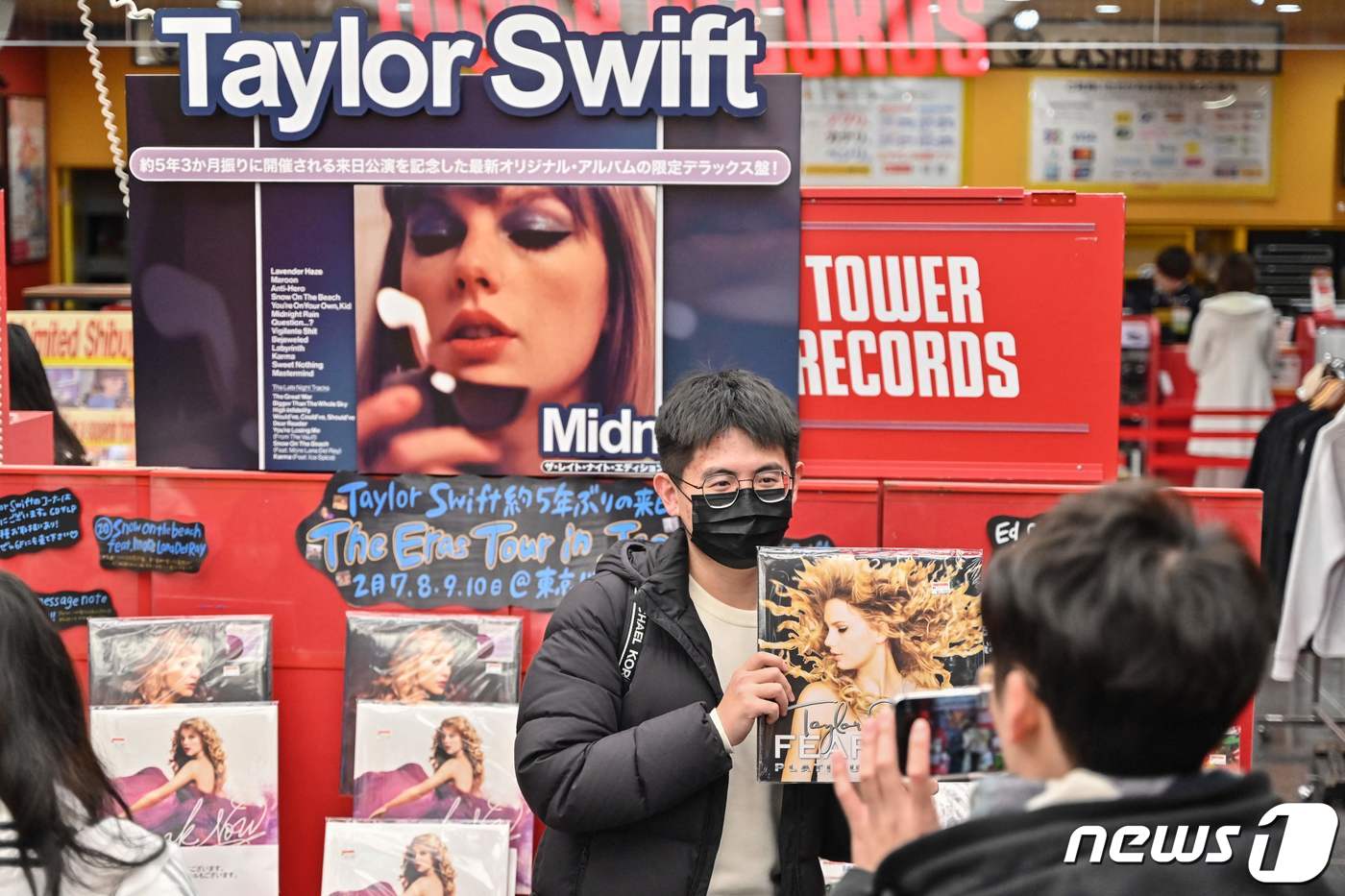 (도쿄 AFP=뉴스1) 권진영 기자 = 6일 일본 도쿄 시부야 타워레코드에서 한 남성이 테일러 스위프트의 음반 '피어리스(FEARLESS)'를 들고 기념 사진을 찍고 있다. 지난 …