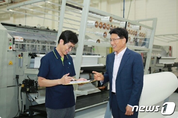 본문 이미지 - 윤종효 씰리코리아컴퍼니 대표(오른쪽)가 씰리 여주공장 직원과 대화하고 있다.(씰리코리아컴퍼니 제공) 