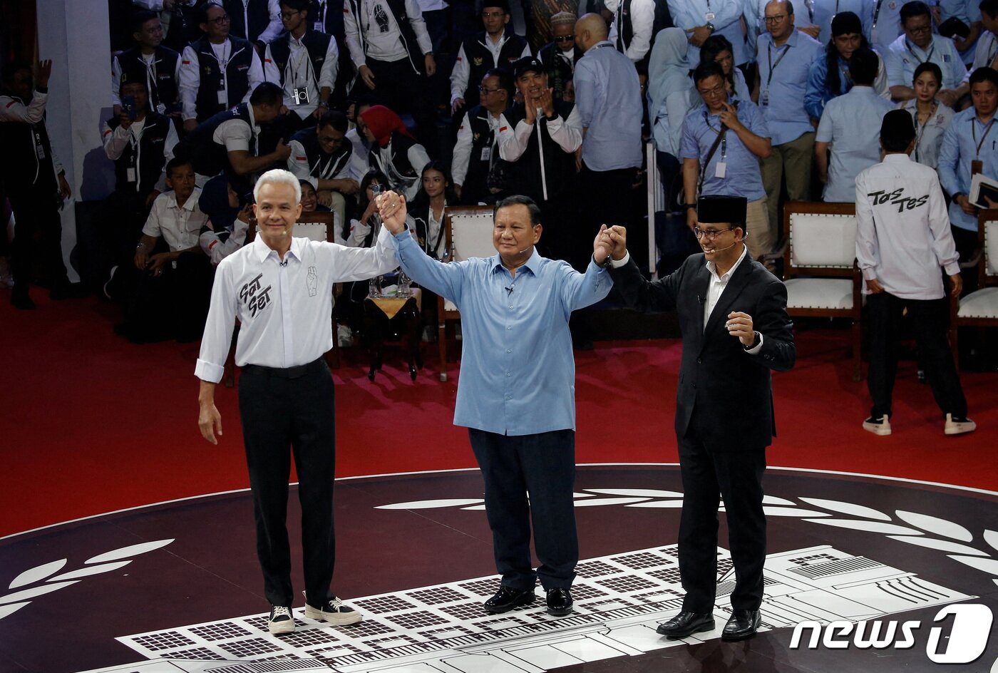 본문 이미지 - 인도네시아 대선에 나선 프라보워 수비안토(가운데) 후보와 간자르 프라노워(왼쪽) 후보, 아니스 바스웨단(오른쪽) 후보. 2023.12.12/ ⓒ 로이터=뉴스1 ⓒ News1 박재하 기자