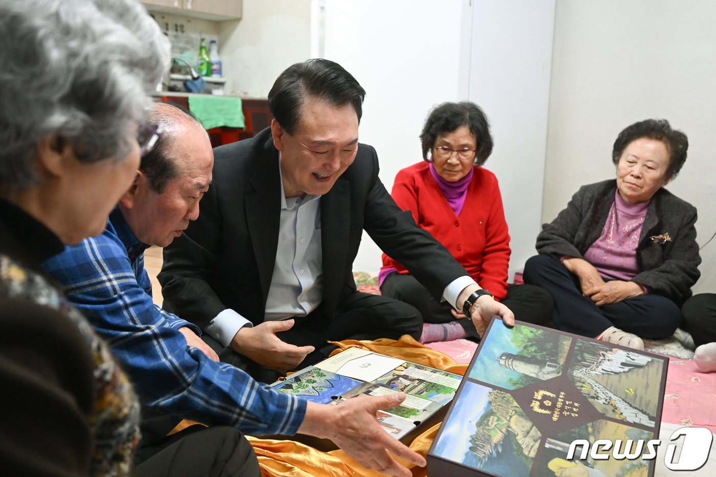 윤석열 대통령이 설 명절을 앞둔 7일 서울 강북구의 한 미등록 경로당을 방문해 어르신들에게 설 명절 선물을 전달하고 있다. &#40;대통령실 제공&#41; 2024.2.7/뉴스1 ⓒ News1 오대일 기자