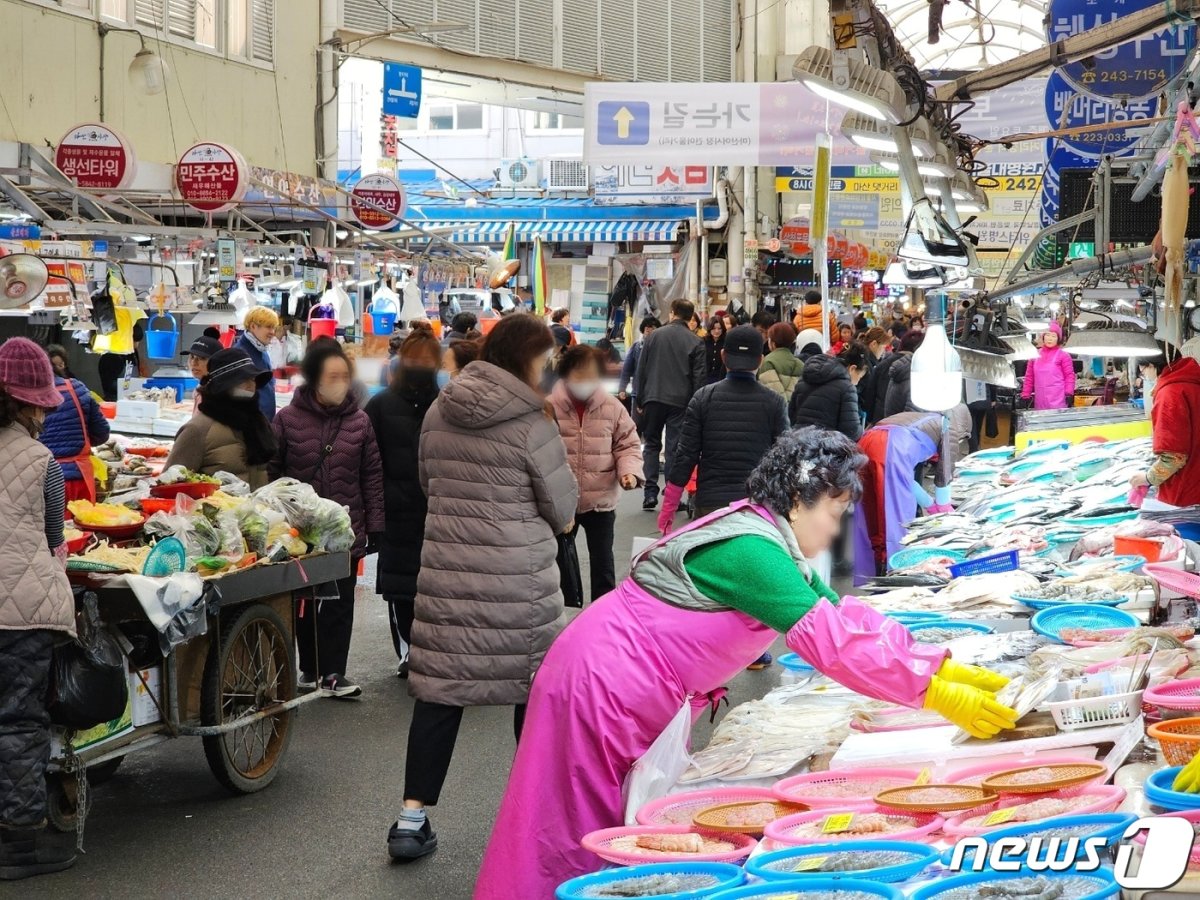 설 명절을 사흘 앞둔 7일 마산어시장이 제수용품을 구매하기 위해 찾은 시민들로 북적이고 있다. 2024.2.7 © 뉴스1 박민석 기자