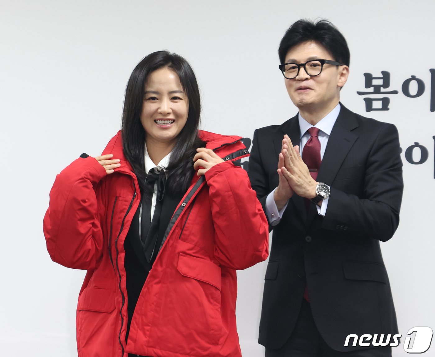 본문 이미지 - 한동훈 국민의힘 비상대책위원장이 7일 서울 여의도 당사에서 열린 '국민인재 영입 환영식'에서 김효은 EBSi 영어강사와 기념촬영을 하고 있다. 2024.2.7/뉴스1 ⓒ News1 송원영 기자