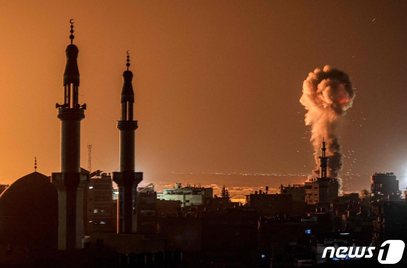 본문 이미지 - 6일&#40;현지시간&#41; 가자지구 남부도시 라파에 이스라엘군의 포격으로 화염이 치솟고 있다. 지난달 28일부터 미국, 이스라엘, 카타르, 이집트 등 4개국 협상단이 가자를 실효 지배하는 하마스와 휴전 협상을 재개했지만, 이날도 이스라엘군은 지난해 10월 하마스 기습에 대한 보복을 이어갔다. 2024.2.6. ⓒ AFP=뉴스1 ⓒ News1 김성식 기자