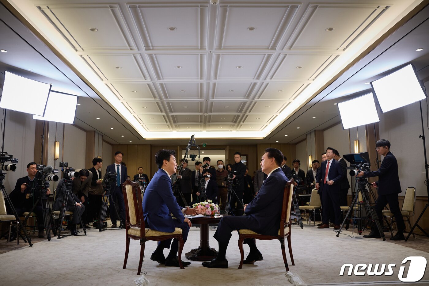 본문 이미지 - 윤석열 대통령이 지난 4일 용산 대통령실 청사 집무실에서 녹화된 KBS 신년 대담에서 새해 국정운영 방향을 밝히고 있다. (대통령실 제공) 2024.2.7/뉴스1 ⓒ News1 오대일 기자