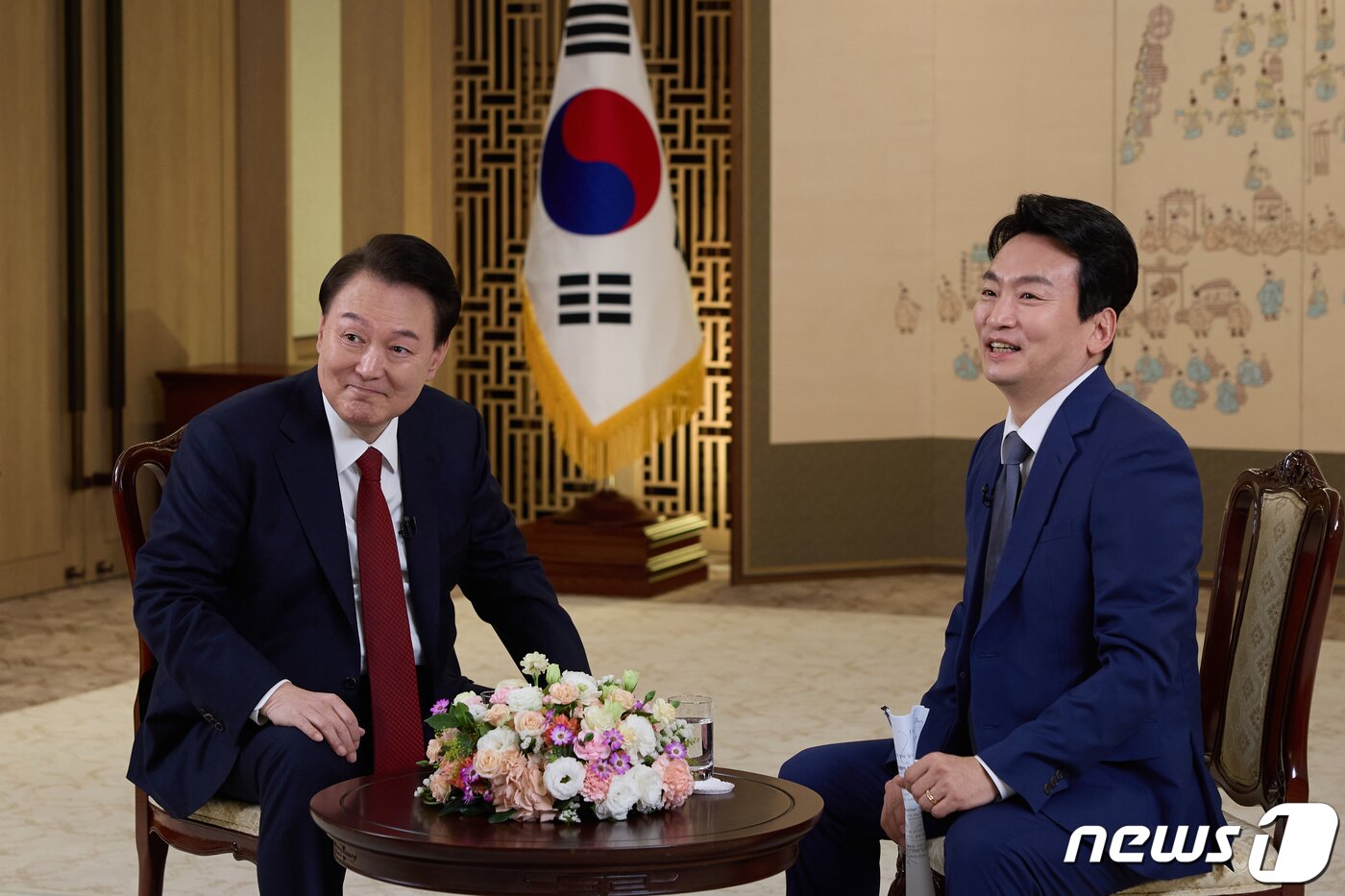 본문 이미지 - 윤석열 대통령이 지난 4일 용산 대통령실 청사 집무실에서 녹화된 KBS 신년 대담에서 새해 국정운영 방향을 밝히고 있다. (대통령실 제공) 2024.2.7/뉴스1 ⓒ News1 오대일 기자