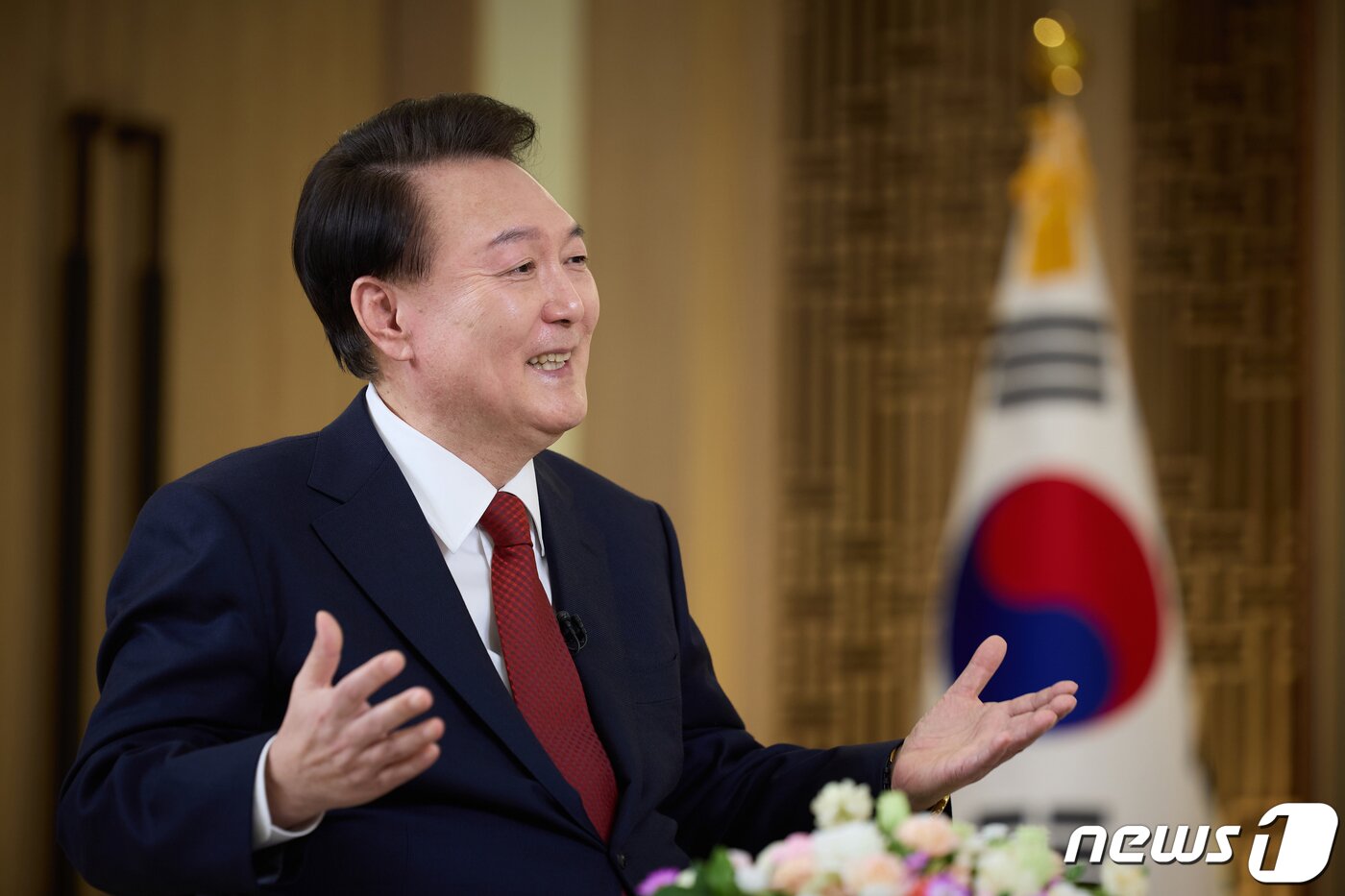 본문 이미지 - 윤석열 대통령이 지난 4일 용산 대통령실 청사 집무실에서 녹화된 KBS 신년 대담에서 새해 국정운영 방향을 밝히고 있다. (대통령실 제공) 2024.2.7/뉴스1 ⓒ News1 오대일 기자