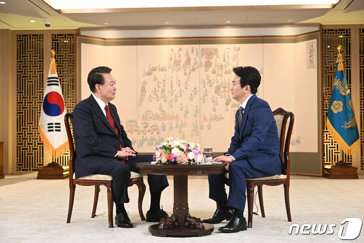 본문 이미지 - 윤석열 대통령이 지난 4일 용산 대통령실 청사 집무실에서 녹화된 KBS 신년 대담에서 새해 국정운영 방향을 밝히고 있다. (대통령실 제공) 2024.2.7/뉴스1 ⓒ News1 오대일 기자