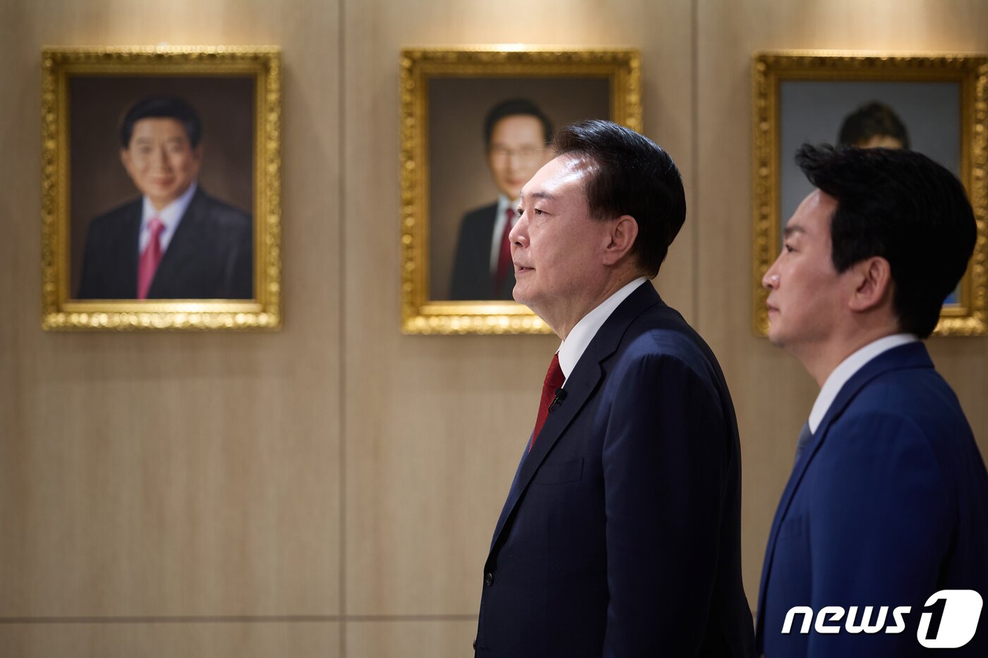 본문 이미지 - 윤석열 대통령이 지난 4일 용산 대통령실 청사 집무실에서 진행된 KBS 신년 대담을 마친 후 박장범 KBS 앵커에게 국무회의장을 소개하기 위해 이동하고 있다. (대통령실 제공) 2024.2.7/뉴스1 ⓒ News1 오대일 기자