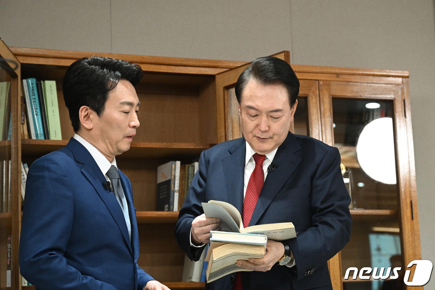 본문 이미지 - 윤석열 대통령이 지난 4일 용산 대통령실 청사 집무실에서 진행된 KBS 신년 대담을 마친 후 박장범 KBS 앵커에게 집무실 책장을 소개하고 있다. (대통령실 제공) 2024.2.7/뉴스1 ⓒ News1 오대일 기자