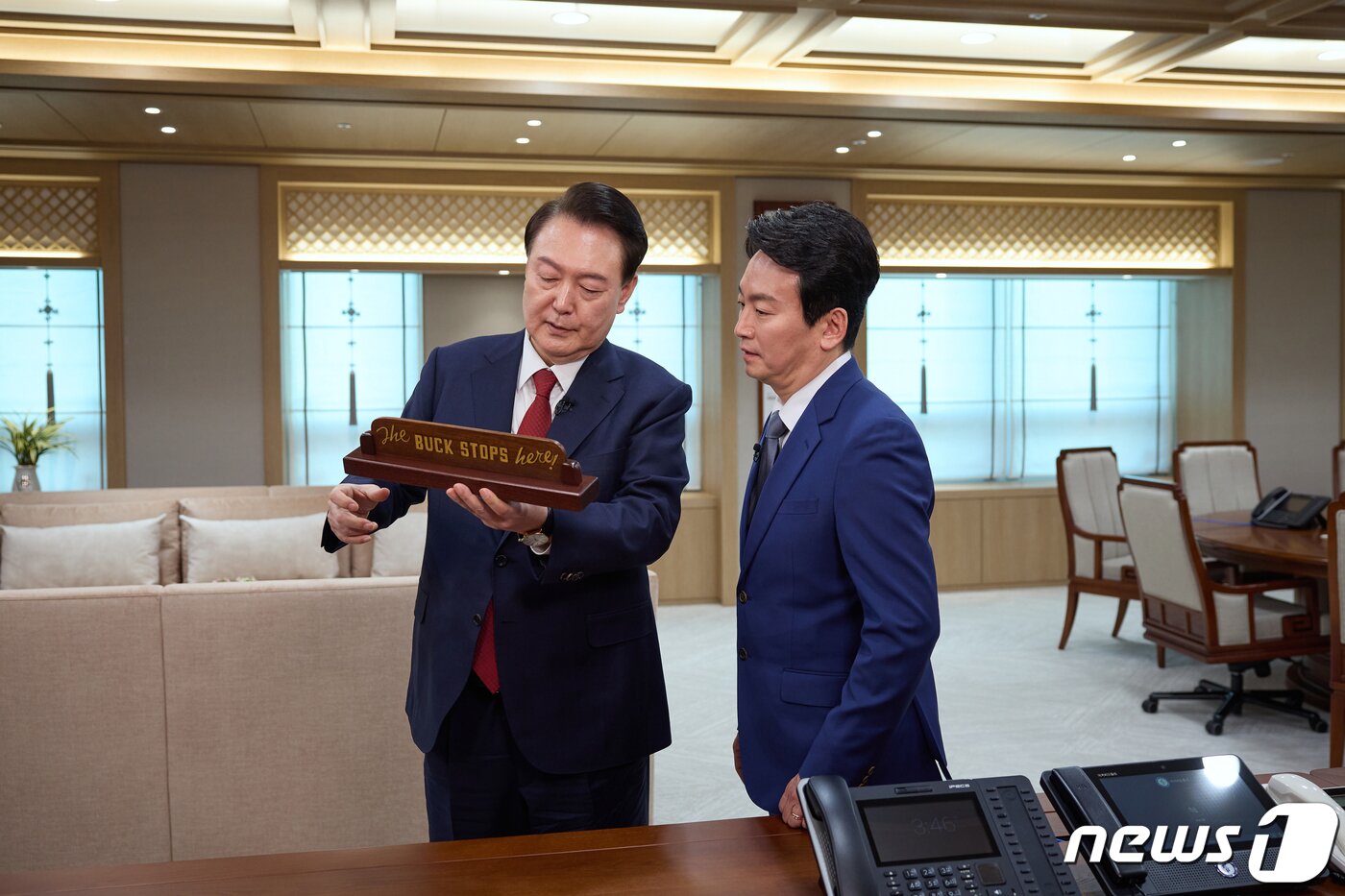 본문 이미지 - 윤석열 대통령이 지난 4일 용산 대통령실 청사 집무실에서 진행된 KBS 신년 대담을 마친 후 박장범 KBS 앵커에게 바이든 미국 대통령에게 선물한 팻말을 소개하고 있다. (대통령실 제공) 2024.2.7/뉴스1 ⓒ News1 오대일 기자