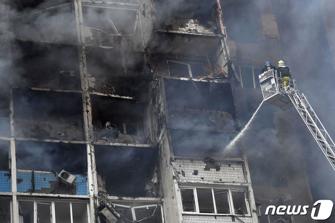 러시아가 우크라이나 전역에 공격을 가한 가운데 우크라이나 수도 키이우의 한 주거용 건물에서 구조대원들이 화재를 진압하고 있다. ⓒ AFP=뉴스1