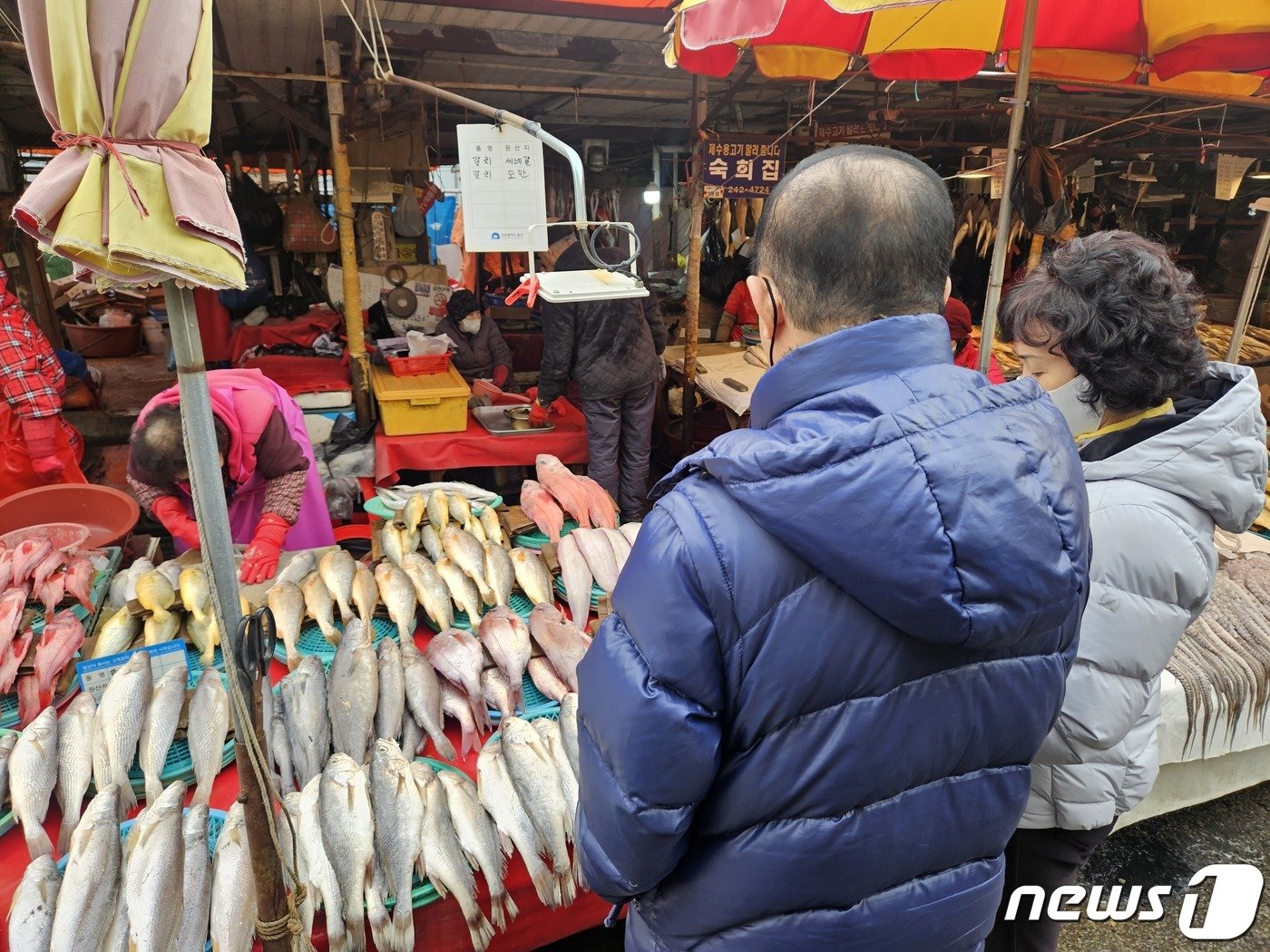 설 명절 연휴를 앞둔 7일 오후 부산 중구 자갈치시장에서 손님들이 생선을 구매하고 있다. 2024.2.7/뉴스1 ⓒ News1 권영지 기자 