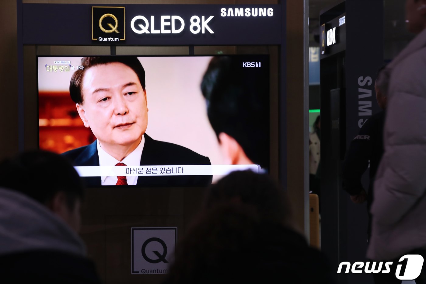 본문 이미지 - 7일 오후 서울역 대합실에서 시민들이 윤석열 대통령의 신년 대담 방송을 시청하고 있다. 2024.2.7/뉴스1 ⓒ News1 이광호 기자