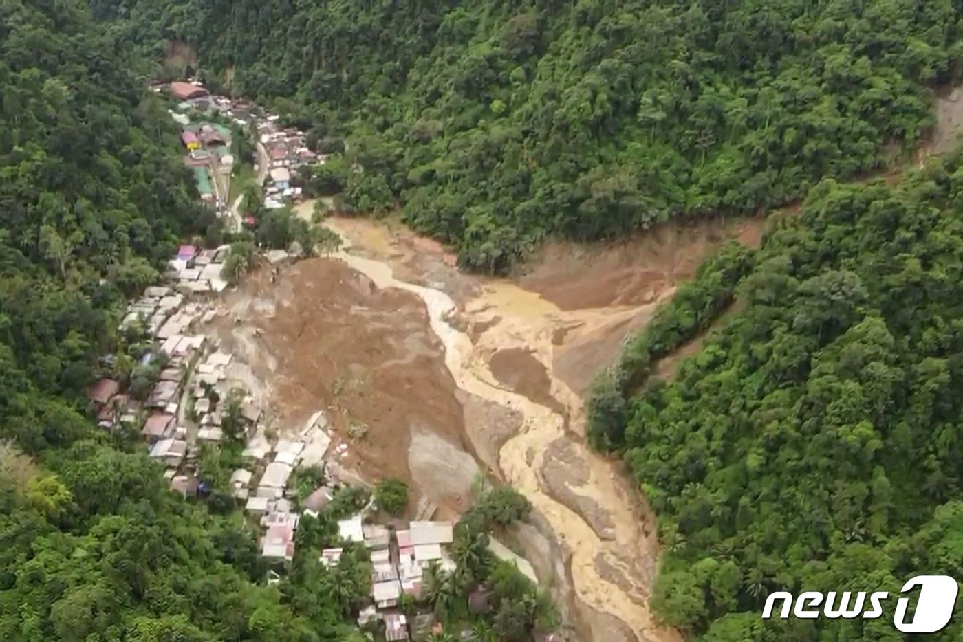 (다바오데오로 AFP=뉴스1) 우동명 기자 = 7일 (현지시간) 폭우가 쏟아진 필리핀 민다나오섬 다바오데오로주 광산 지대에서 산사태가 발생해 주택을 덮쳐 최소 5명이 숨진 현장의 …