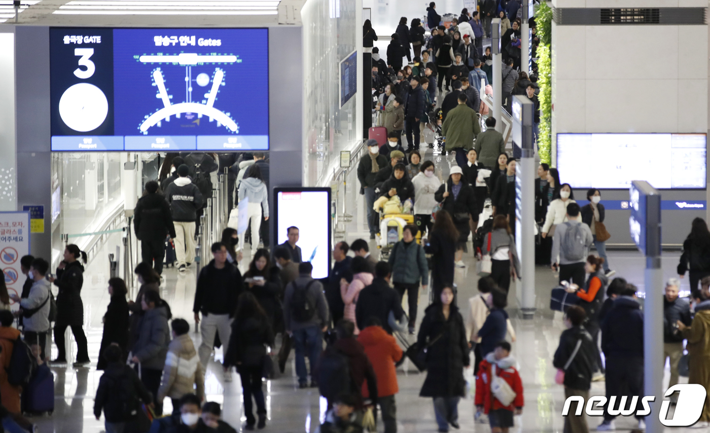 (인천공항=뉴스1) 권현진 기자 = 설 연휴를 하루 앞둔 8일 인천국제공항 제1여객터미널 출국장이 이용객들로 붐비고 있다.인천국제공항공사는 연휴가 시작되는 오는 8일부터 12일까지 …
