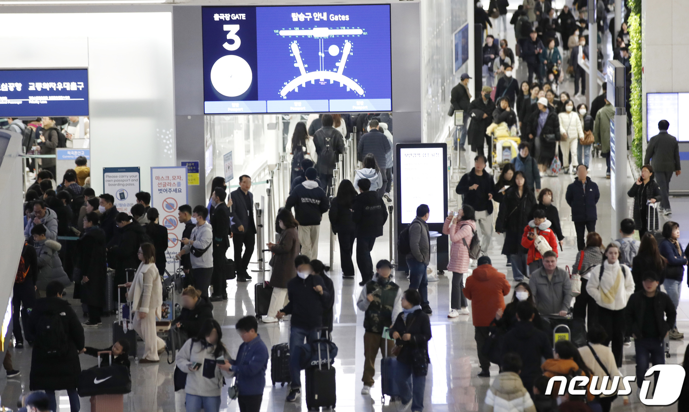 (인천공항=뉴스1) 권현진 기자 = 설 연휴를 하루 앞둔 8일 인천국제공항 제1여객터미널 출국장이 이용객들로 붐비고 있다.인천국제공항공사는 연휴가 시작되는 오는 8일부터 12일까지 …