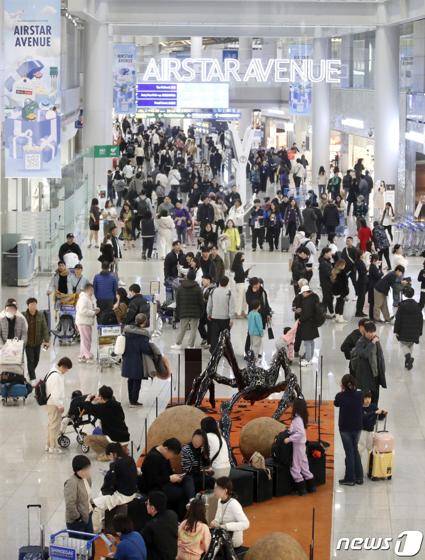 (인천공항=뉴스1) 권현진 기자 = 설 연휴를 하루 앞둔 8일 인천국제공항 제1여객터미널 면세점이 이용객들로 붐비고 있다.인천국제공항공사는 연휴가 시작되는 오는 8일부터 12일까지 …