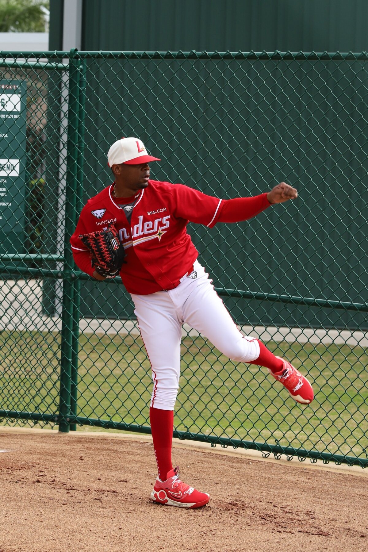 SSG 새 외인 더거, 첫 불펜 투구서 최고 151.1㎞…"공격적 피칭 돋보여" 뉴스1