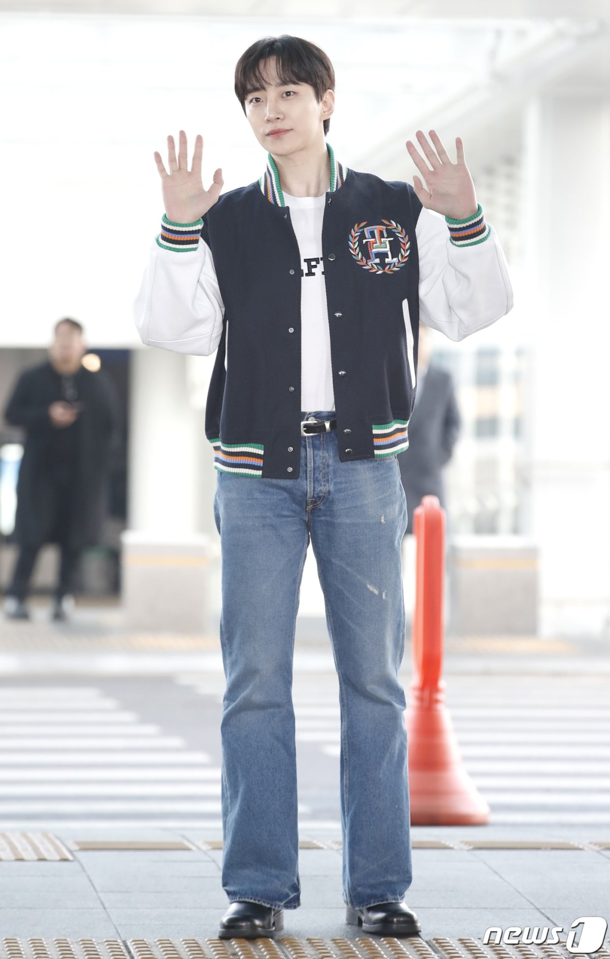 배우 겸 가수 이준호가 8일 인천국제공항 2터미널에 도착해 미국 뉴욕으로 출국하기 전 달콤한 인사를 하고 있다. © News1 권현진 기자