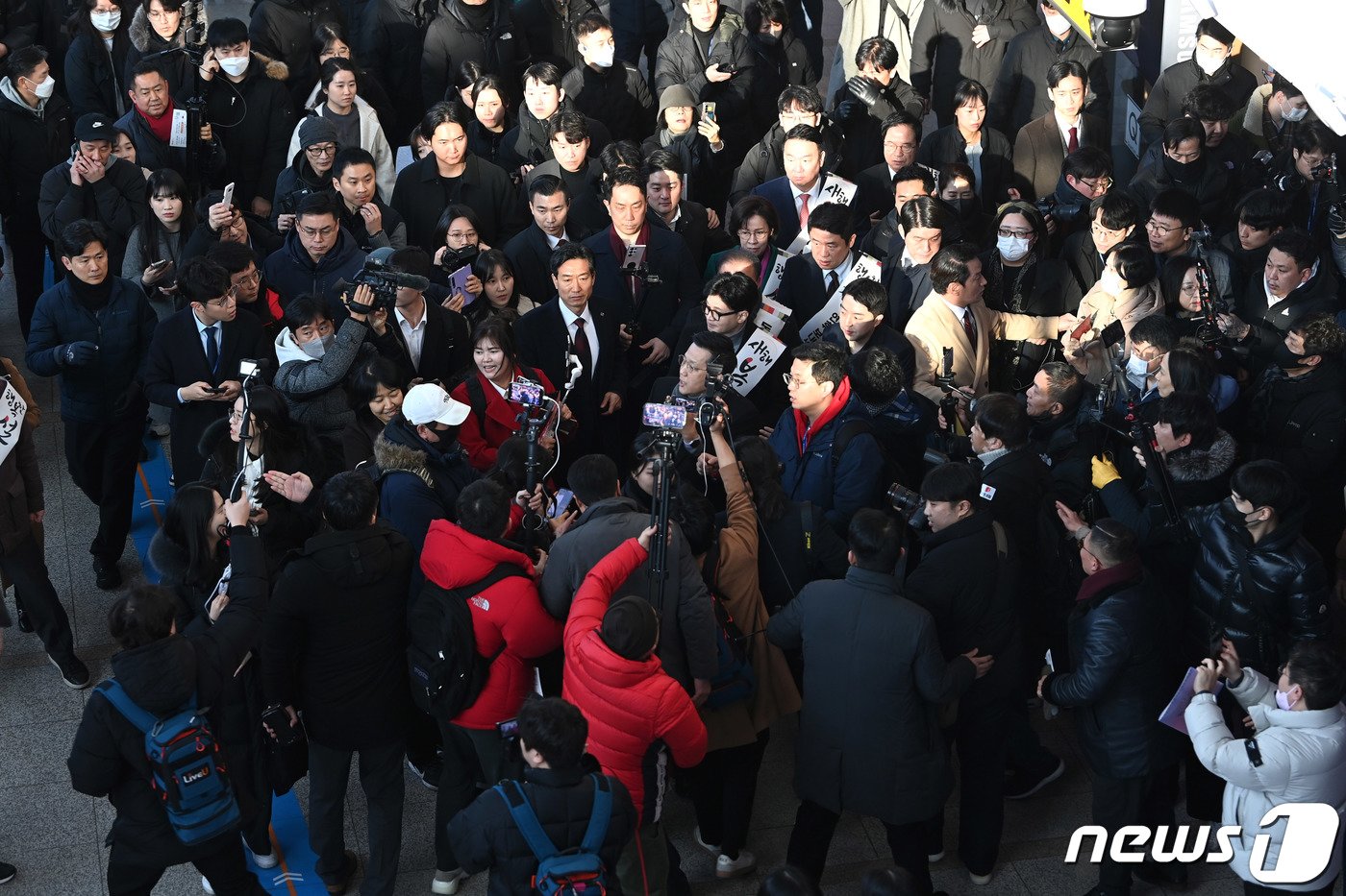 한동훈 국민의힘 비상대책위원장이 설 명절 연휴를 하루 앞둔 8일 오전 시민들에게 귀성 인사를 하기 위해 서울역을 방문하고 있다. &#40;공동취재&#41; 2024.2.8/뉴스1 ⓒ News1 임세영 기자