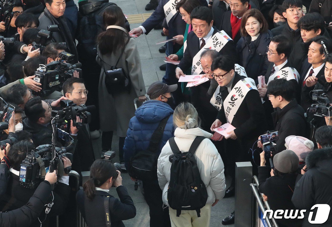 한동훈 국민의힘 비상대책위원장이 설 연휴를 하루 앞둔 8일 오전 서울 용산구 서울역에서 시민들에게 설 명절 귀성인사를 하고 있다. 2024.2.8/뉴스1 ⓒ News1 임세영 기자