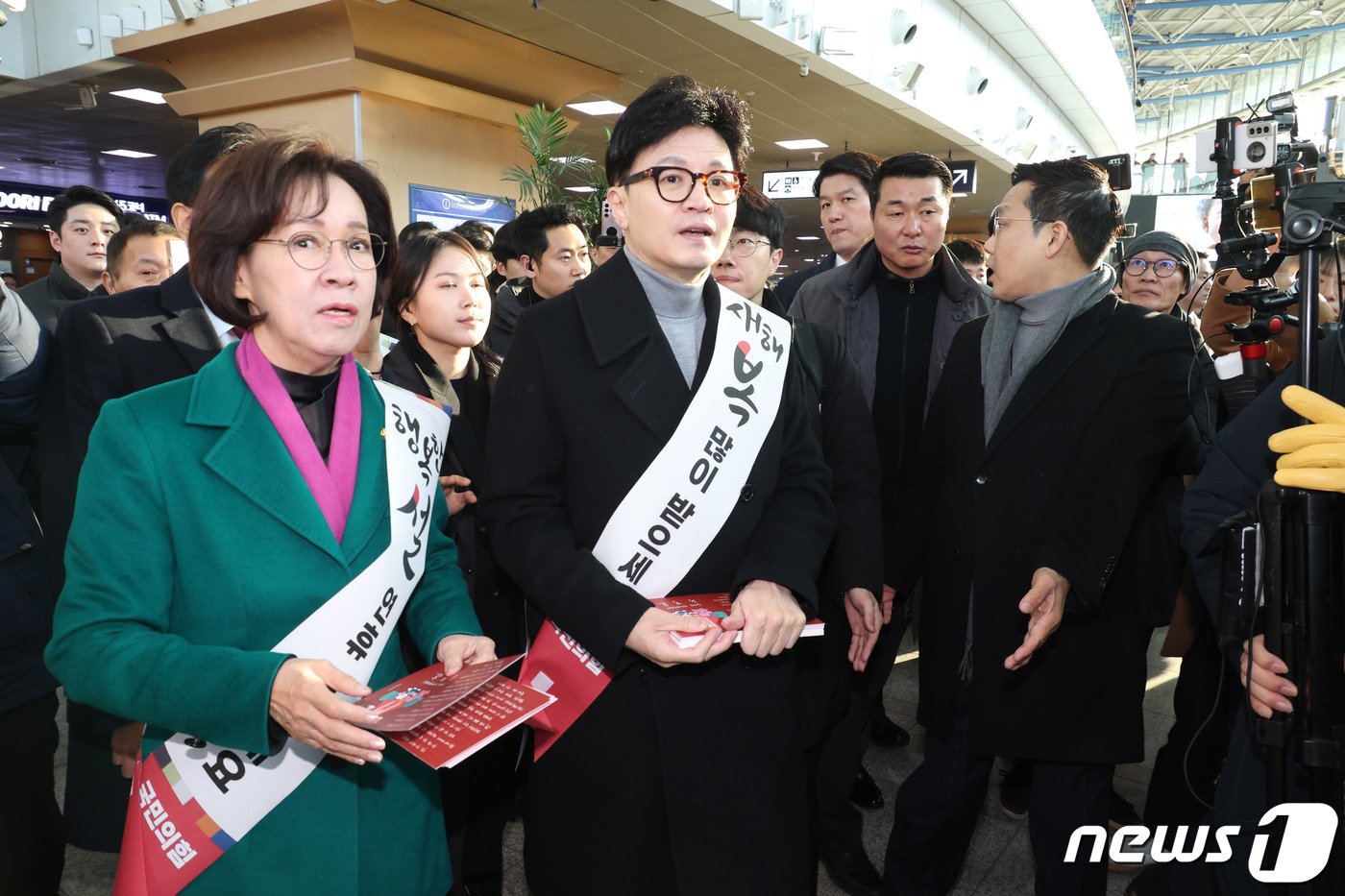 본문 이미지 - 한동훈 국민의힘 비상대책위원장이 설 명절 연휴를 하루 앞둔 8일 오전 시민들에게 귀성 인사를 하기 위해 서울역을 방문하고 있다. (공동취재) 2024.2.8/뉴스1 ⓒ News1 임세영 기자