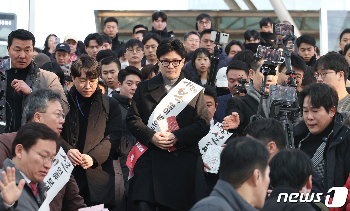 본문 이미지 - 한동훈 국민의힘 비상대책위원장이 설 명절 연휴를 하루 앞둔 8일 오전 시민들에게 귀성 인사를 하기 위해 서울역을 방문하고 있다. (공동취재) 2024.2.8/뉴스1 ⓒ News1 임세영 기자