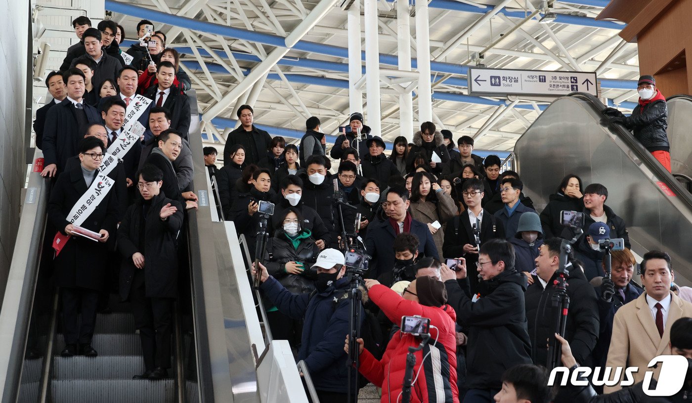 한동훈 국민의힘 비상대책위원장이 설 명절 연휴를 하루 앞둔 8일 오전 시민들에게 귀성 인사를 하기 위해 서울역을 방문하고 있다. &#40;공동취재&#41; 2024.2.8/뉴스1 ⓒ News1 임세영 기자