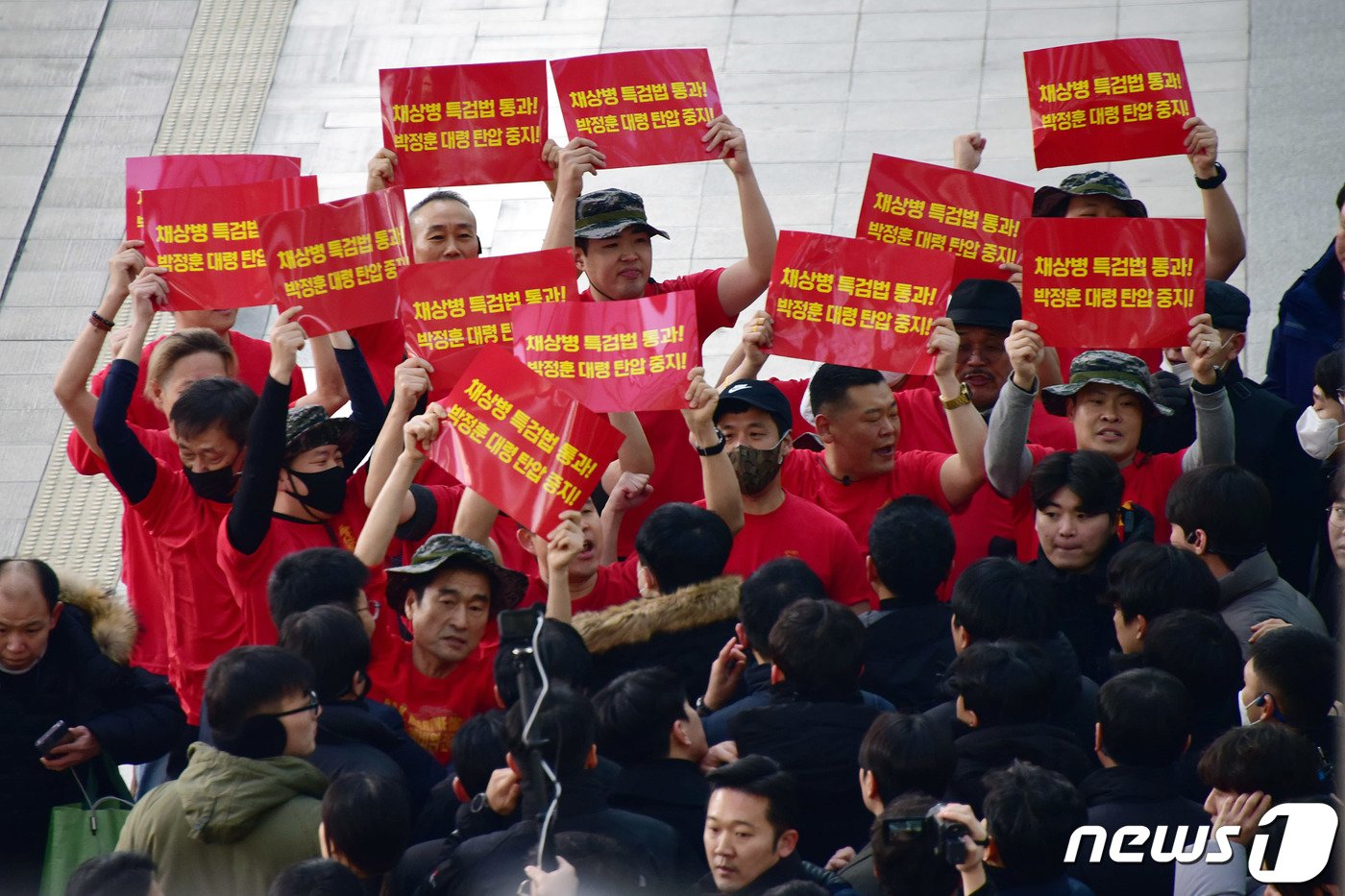 본문 이미지 - 한동훈 국민의힘 비상대책위원장이 설 명절 연휴를 하루 앞둔 8일 오전 서울역에서 시민들에게 귀성 인사를 하려는 가운데 채상병 특검을 요구하는 해병대 단체가 기습 시위를 펼치고 있다. (공동취재) 2024.2.8/뉴스1 ⓒ News1 임세영 기자