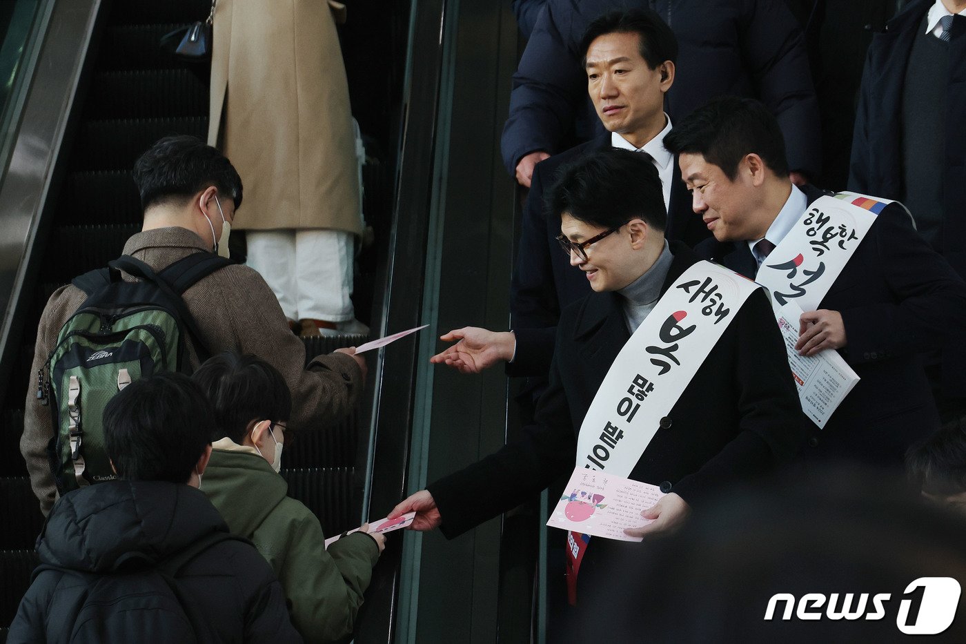 본문 이미지 - 한동훈 국민의힘 비상대책위원장이 설 명절을 앞둔 8일 오전 서울역에서 귀성하는 시민들과 인사를 나누고 있다. (공동취재) 2024.2.8/뉴스1 ⓒ News1 임세영 기자