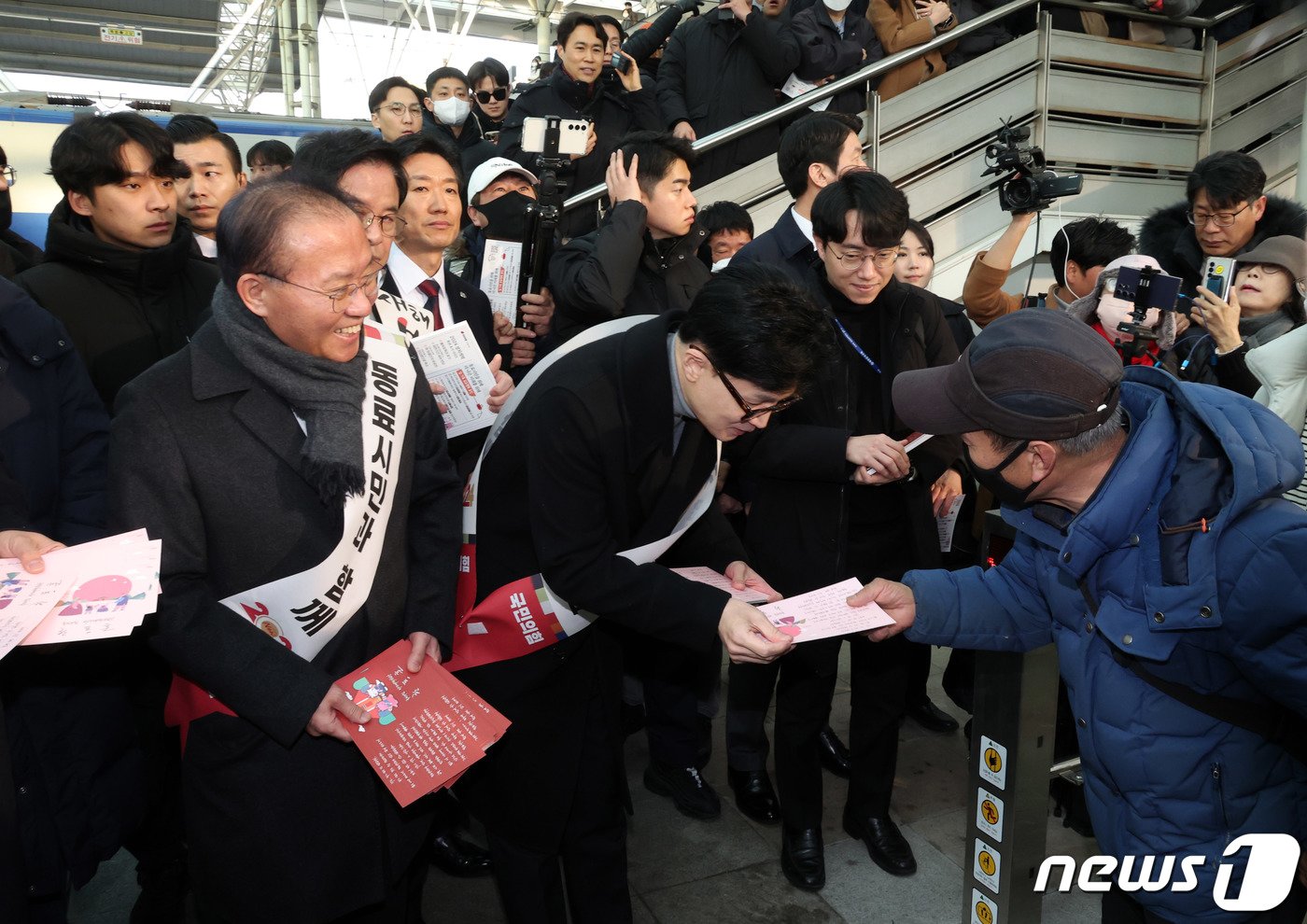 본문 이미지 - 한동훈 국민의힘 비상대책위원장 등 의원들이 설 명절을 앞둔 8일 오전 서울역에서 귀성하는 시민들과 인사를 나누고 있다. (공동취재) 2024.2.8/뉴스1 ⓒ News1 임세영 기자