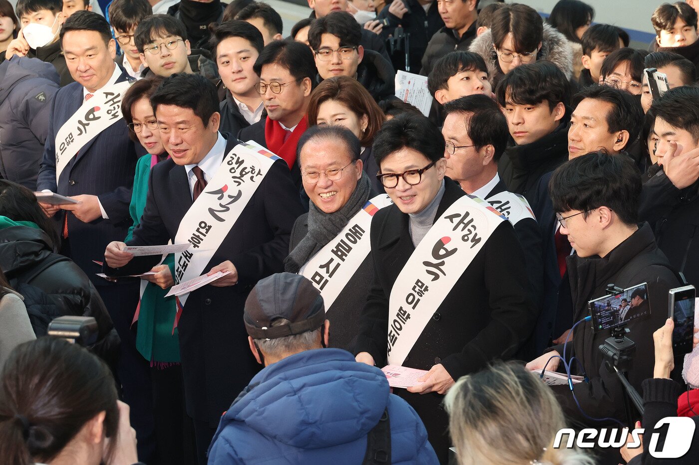 본문 이미지 - 한동훈 국민의힘 비상대책위원장이 설 연휴를 하루 앞둔 8일 오전 서울 용산구 서울역에서 시민들에게 설 명절 귀성인사를 하고 있다. (공동취재) 2024.2.8/뉴스1 ⓒ News1 임세영 기자