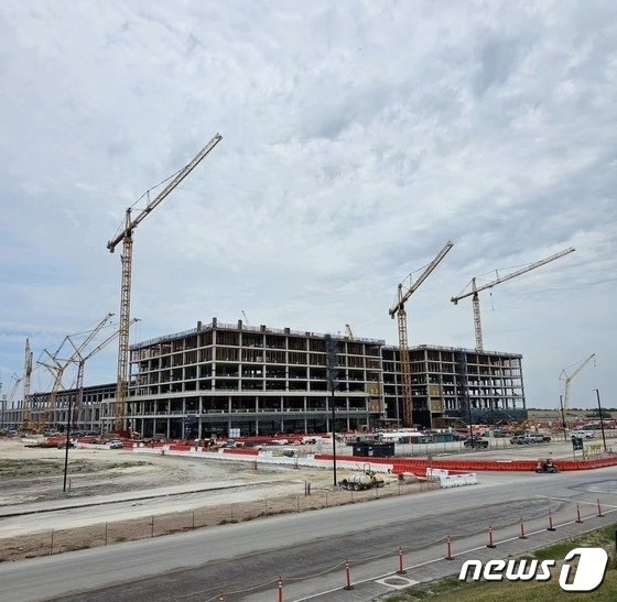 본문 이미지 - 미국 텍사스 테일러시에 짓고 있는 삼성 파운드리 공장 모습. &#40;경계현 사장 SNS 캡처&#41; ⓒ News1 강태우 기자