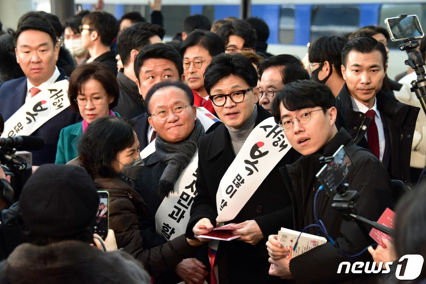 본문 이미지 - 한동훈 국민의힘 비상대책위원장이 설 연휴를 하루 앞둔 8일 오전 서울 용산구 서울역에서 시민들에게 설 명절 귀성인사를 하고 있다. (공동취재) 2024.2.8/뉴스1 ⓒ News1 임세영 기자