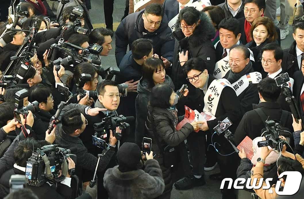 본문 이미지 - 한동훈 국민의힘 비상대책위원장 등 의원들이 설 명절을 앞둔 8일 오전 서울역에서 귀성하는 시민들과 인사를 나누고 있다. (공동취재) 2024.2.8/뉴스1 ⓒ News1 임세영 기자