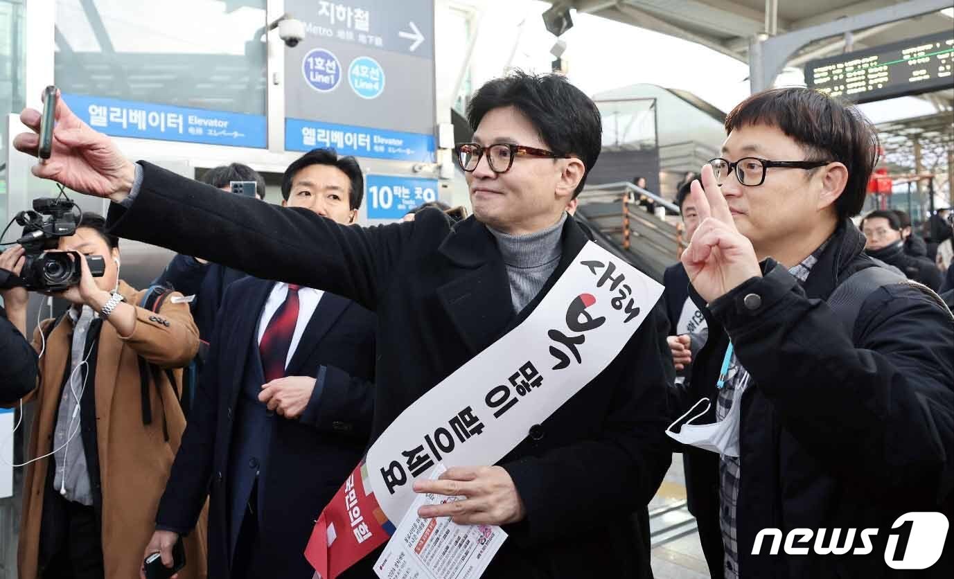 본문 이미지 - 한동훈 국민의힘 비상대책위원장 등 의원들이 설 명절을 앞둔 8일 오전 서울역에서 귀성하는 시민들과 셀카를 찍고 있다. (공동취재) 2024.2.8/뉴스1 ⓒ News1 임세영 기자