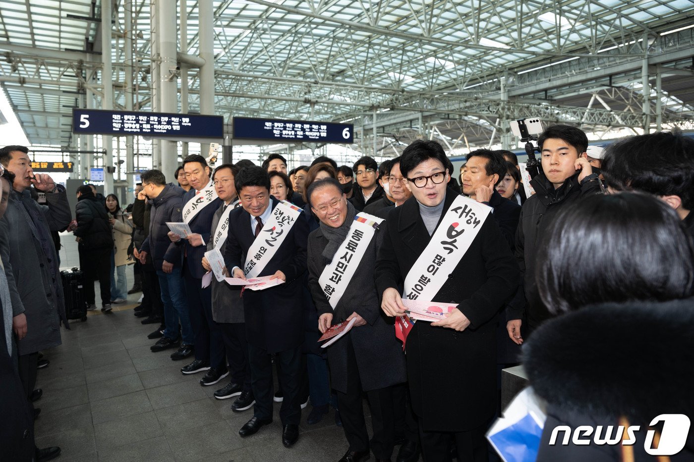 본문 이미지 - 한동훈 국민의힘 비상대책위원장, 윤재옥 원내대표 등 당직자들이 설 연휴를 앞둔 8일 서울 중구 서울역에서 귀성인사를 하고 있다. (공동취재) 2024.2.8/뉴스1 ⓒ News1 임세영 기자