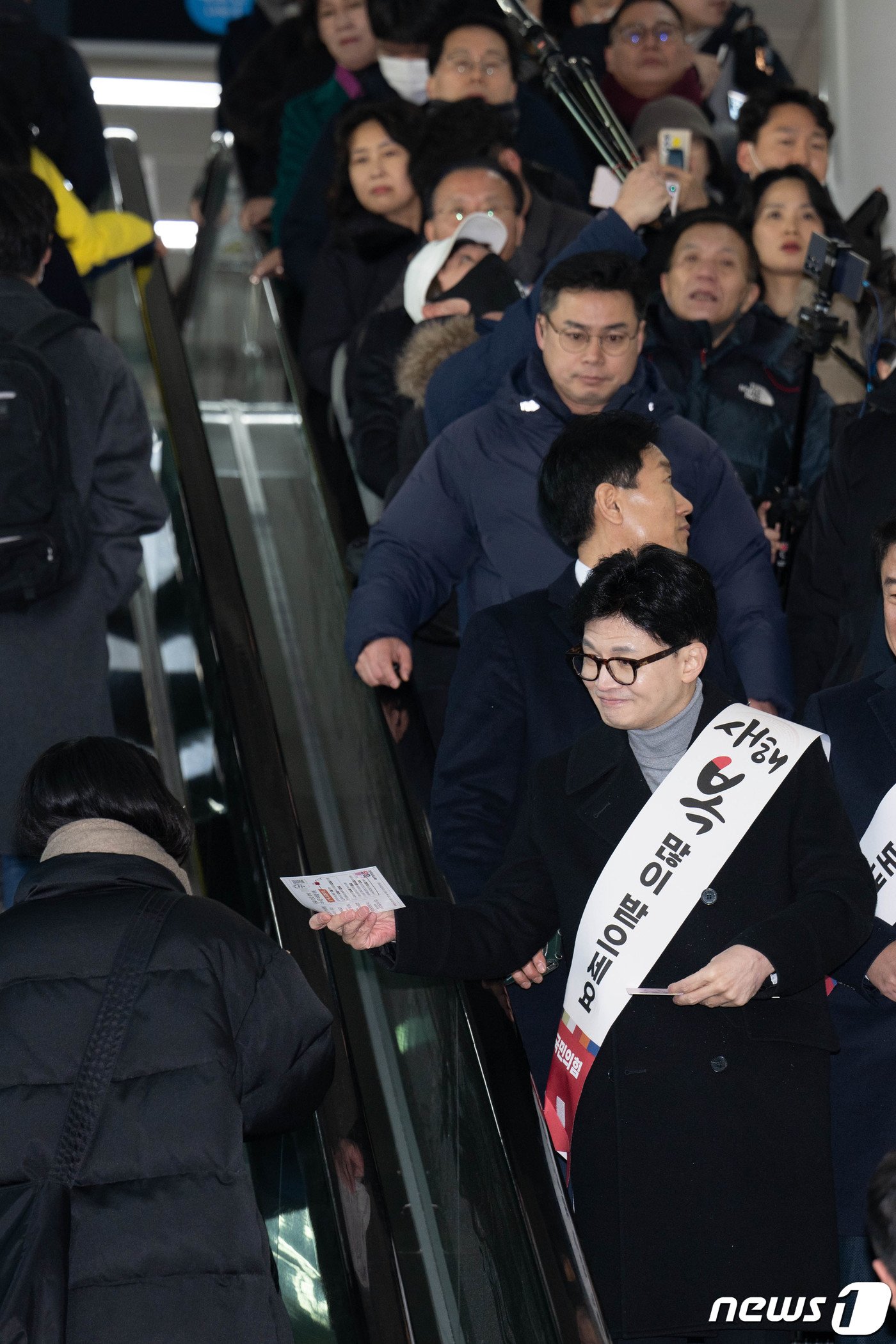 본문 이미지 - 한동훈 국민의힘 비상대책위원장이 설 연휴를 하루 앞둔 8일 서울 중구 서울역에서 시민들에게 귀성인사를 하고 있다. (공동취재) 2024.2.8/뉴스1 ⓒ News1 임세영 기자