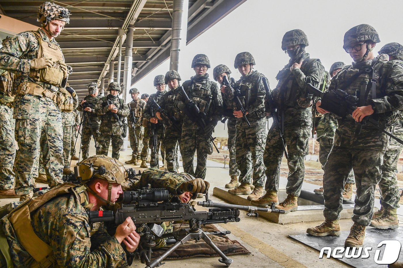  6일 사격 훈련을 앞두고 중화기를 확인하는 미 해병대. &#40;해병대 1사단제공&#41; 2024.2.8/뉴스1 