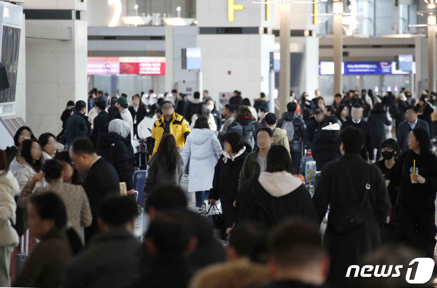 본문 이미지 - 설 연휴를 하루 앞둔 8일 인천국제공항 제1여객터미널 출국장이 이용객들로 붐비고 있다. 2024.2.8/뉴스1 ⓒ News1 권현진 기자