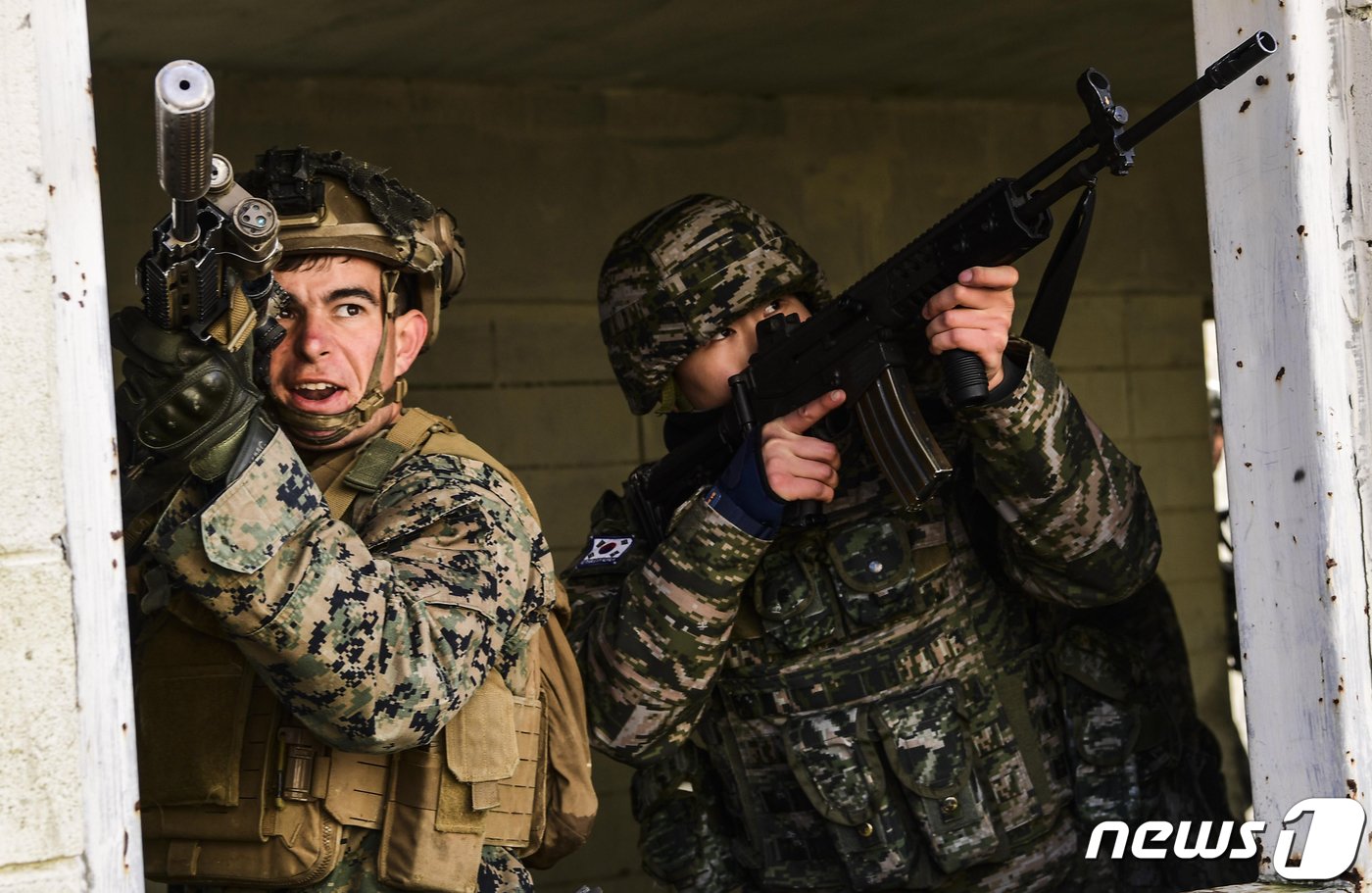 8일 해병대 1사단과 미 해병대가 경북 포항시 남구에 있는 훈련장에서 2024년 첫 KEMP&#40;미 해병대 한국 내 훈련 프로그램&#41;에 참가해 합동 훈련을 전개했다. 사진은 7일 도시 전투 훈련을 하고 있는 한,미 해병대. &#40;해병대 1사단제공&#41; 2024.2.8/뉴스1