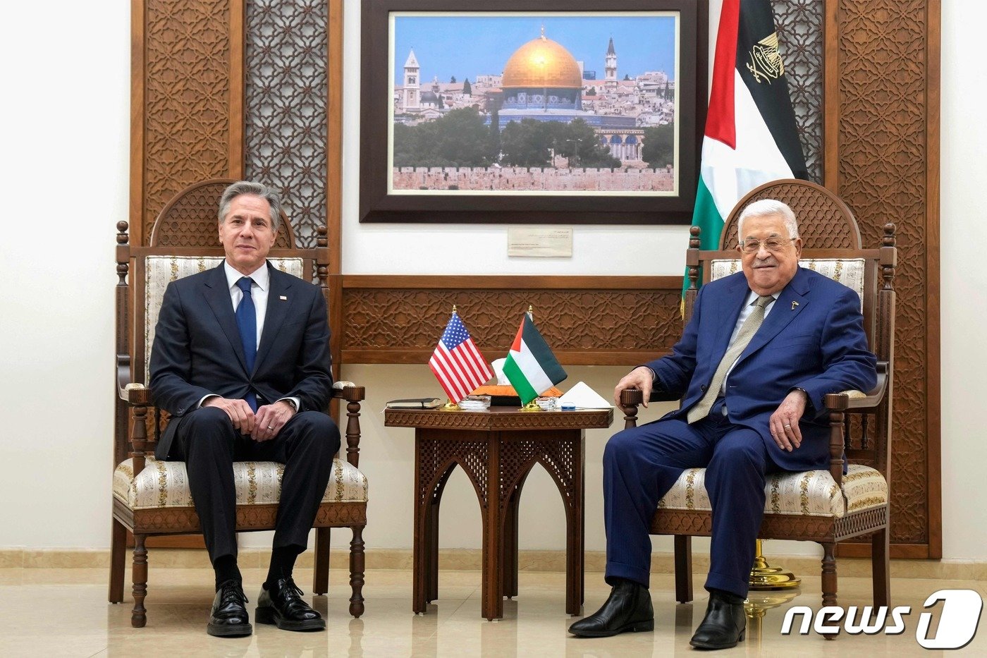 본문 이미지 - 토니 블링컨 미국 국무장관이 7일 (현지시간) 이스라엘과 하마스의 전쟁 이후 5번째로 중동 순방 중 요르단 강 서안 지구의 라말라에서 마무드 아바스 팔레스타인 자치정부 수반과 회담을 하고 있다. 2024. 2.8 ⓒ AFP=뉴스1 ⓒ News1 우동명 기자