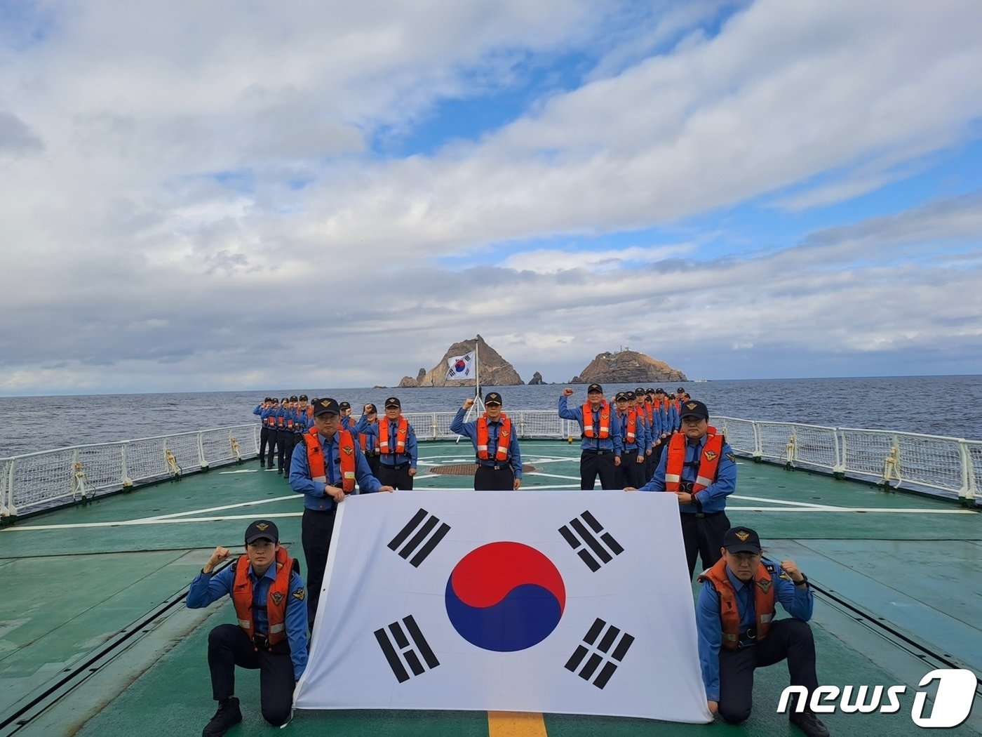 본문 이미지 - 동해해양경찰서 3007함 경찰관들이 설 명절을 앞둔 8일 독도를 앞에 두고 해양 주권 수호를 다짐하고 있다.(동해해경 제공) 2024.2.8/뉴스1 ⓒ News1 윤왕근 기자