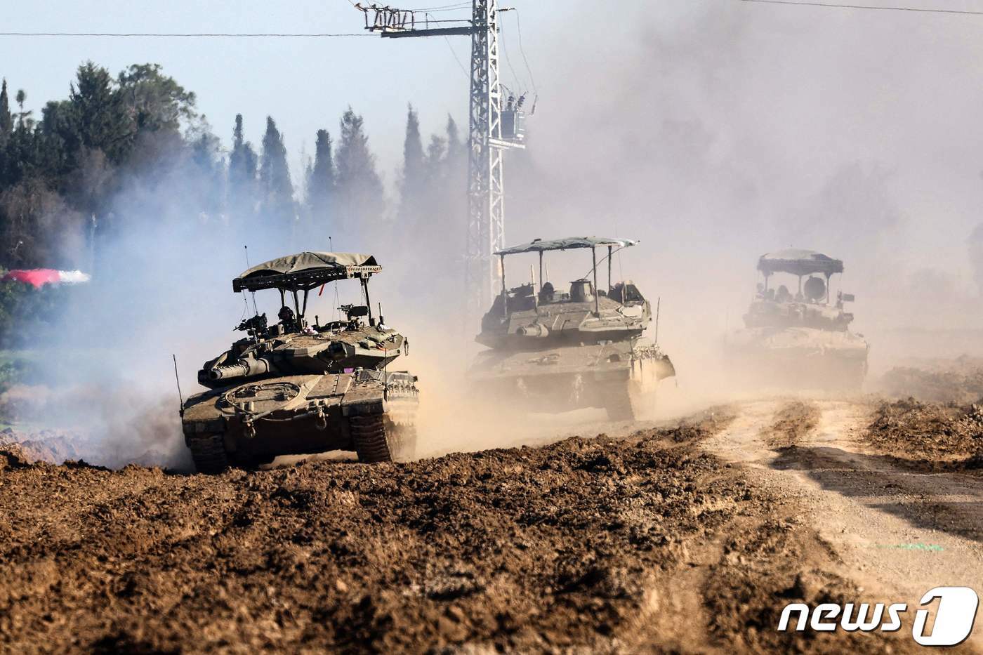 본문 이미지 - 7일 (현지시간) 팔레스타인 무장 정파 하마스와 전쟁 중인 이스라엘 군이 가자 지구 국경을 따라 탱크를 타고 이동을 하고 있다. 2024. 2.8 ⓒ AFP=뉴스1 ⓒ News1 우동명 기자