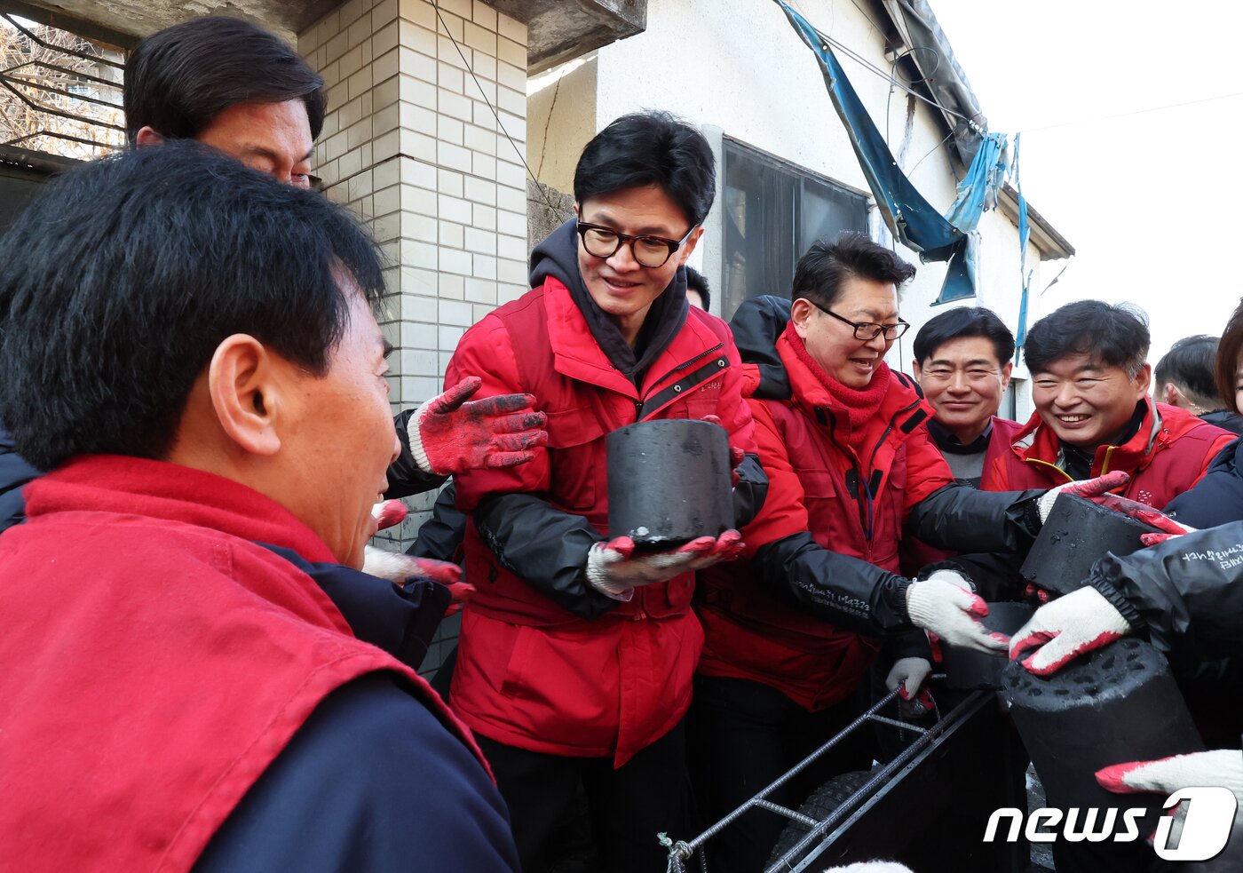 본문 이미지 - 한동훈 국민의힘 비상대책위원장이 8일 오전 서울 노원구 중계동 백사마을에서 당직자들과 연탄나눔 봉사활동을 하고 있다. 2024.2.8/뉴스1 ⓒ News1 김진환 기자