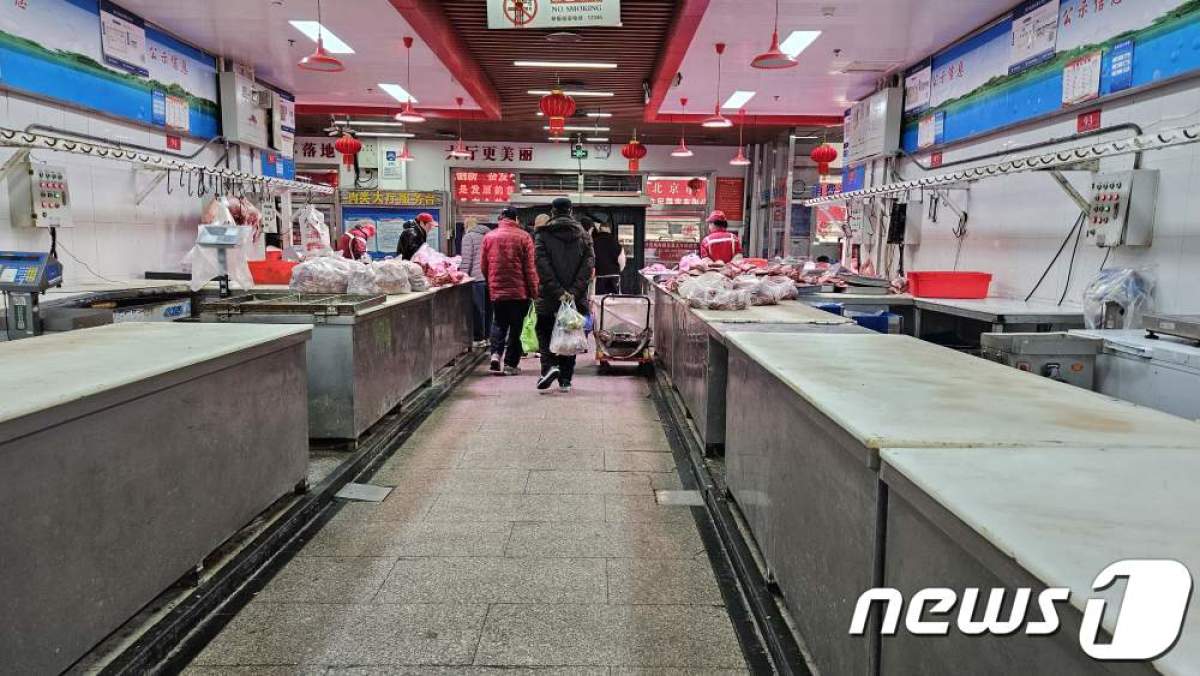  8일 오전 중국 베이징의 신파디 육류 도매시장. 일부 판매자들은 춘제를 앞두고 매대를 정리해 비워뒀다. © News1 정은지 기자