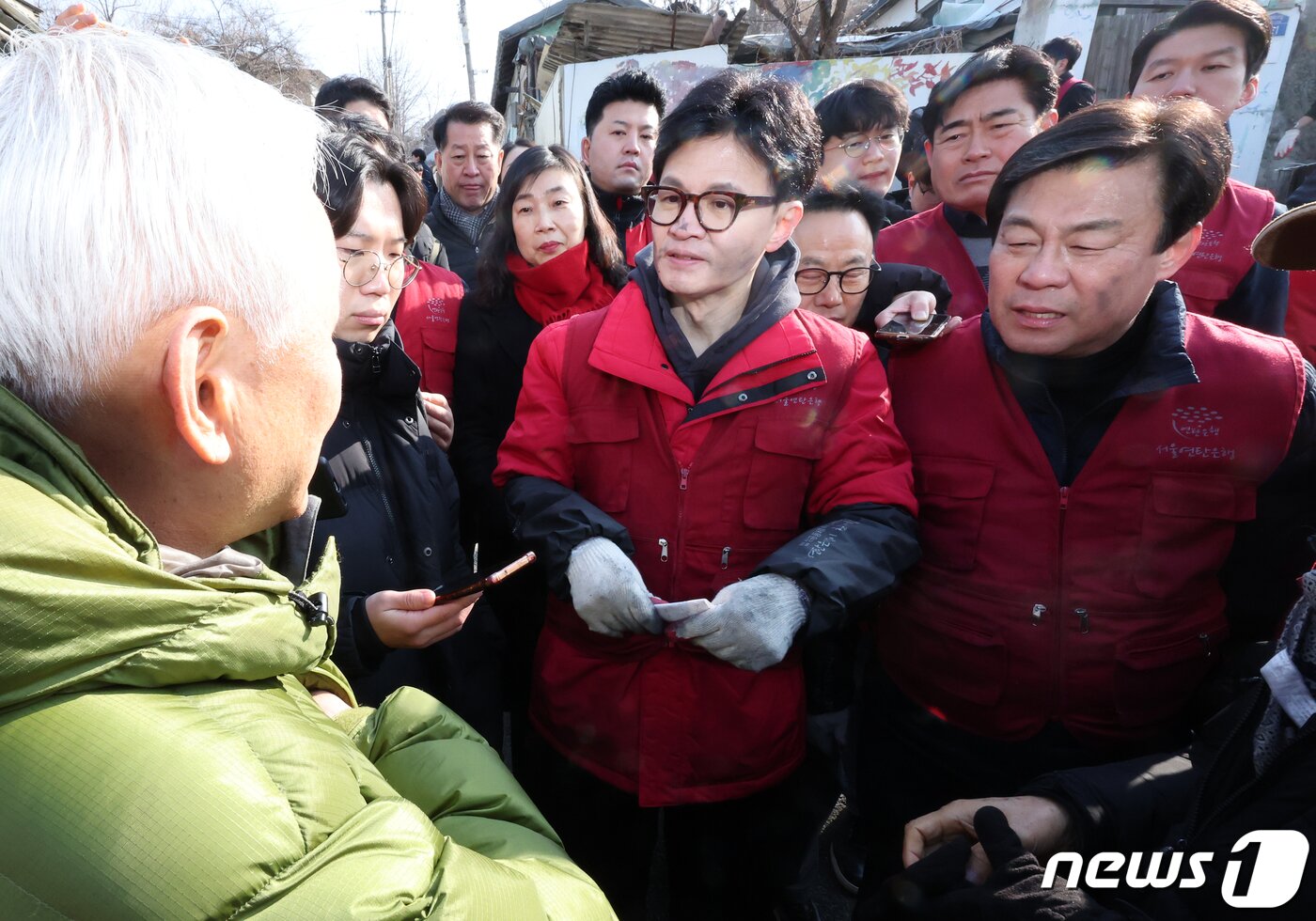 본문 이미지 - 한동훈 국민의힘 비상대책위원장이 8일 오전 서울 노원구 중계동 백사마을에서 열린 연탄나눔 봉사활동에서 마을 주민의 의견을 청취하고 있다. 2024.2.8/뉴스1 ⓒ News1 김진환 기자